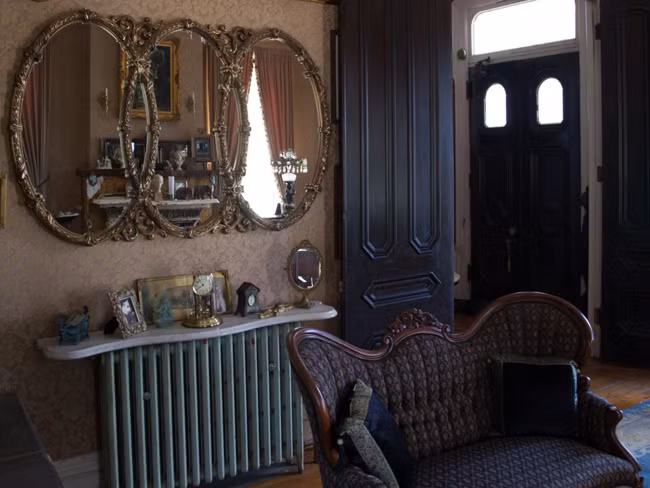 Căn biệt thự là một trong những ngôi nhà lâu đời nhất trong khu vực.