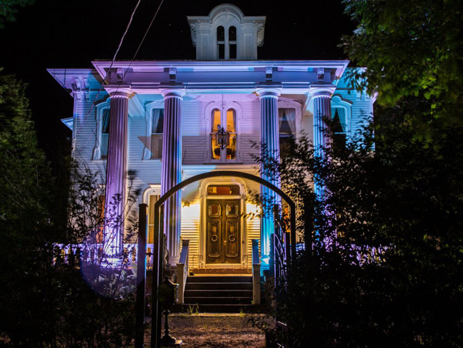 Và năm 2015, sau khi cải tạo, ông lại rao bán nó với giá 1 triệu USD (~ 23,3 tỷ đồng).