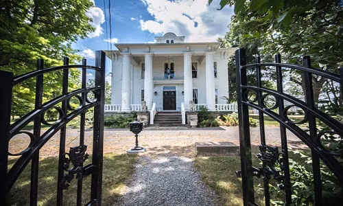 Căn biệt thự này được xây dựng từ năm 1878 tại New York, Mỹ.