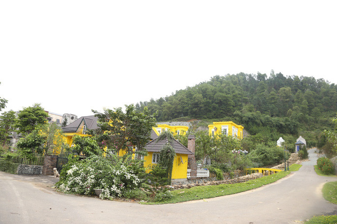 Nhiều biệt thự xây trên đất rừng phòng hộ Sóc Sơn còn đang dở dang nhưng cũng có nhiều công trình đã đưa vào sử dụng. Ảnh: Nld.