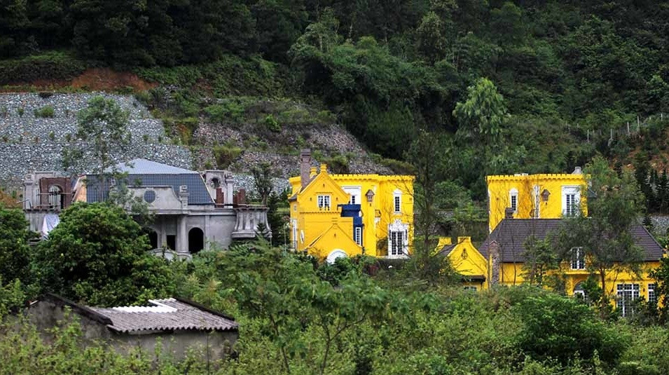 Tại xã Minh Trí (huyện Sóc Sơn), dọc hai bên bờ hồ Đồng Đò là dãy các công trình kiên cố, có địa thế lưng tựa vào núi, mặt hướng ra hồ. Các tòa biệt thự nguy nga đang được gấp rút hoàn thiện. Ảnh: Vietnamnet.