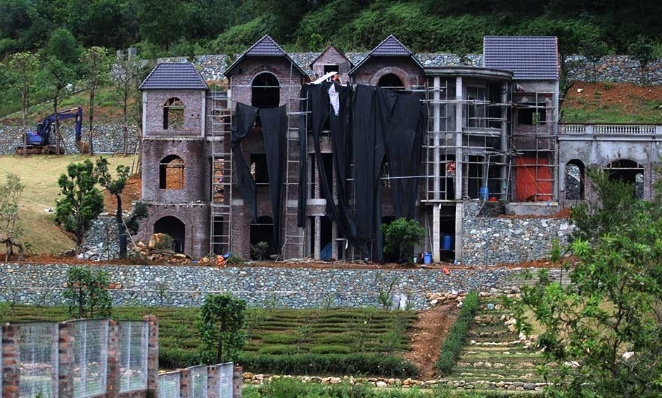 Tòa biệt thự lớn xây dựng từ năm 2017 ở ven hồ Đồng Đò. Ảnh: Vietnamnet.