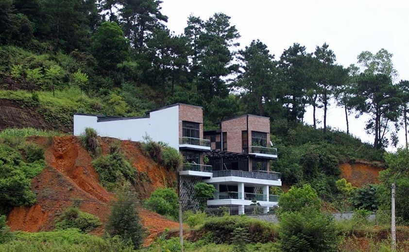  Biệt thự kiên cố trên đất rừng tựa lưng vào núi. Ảnh: Vietnamnet.