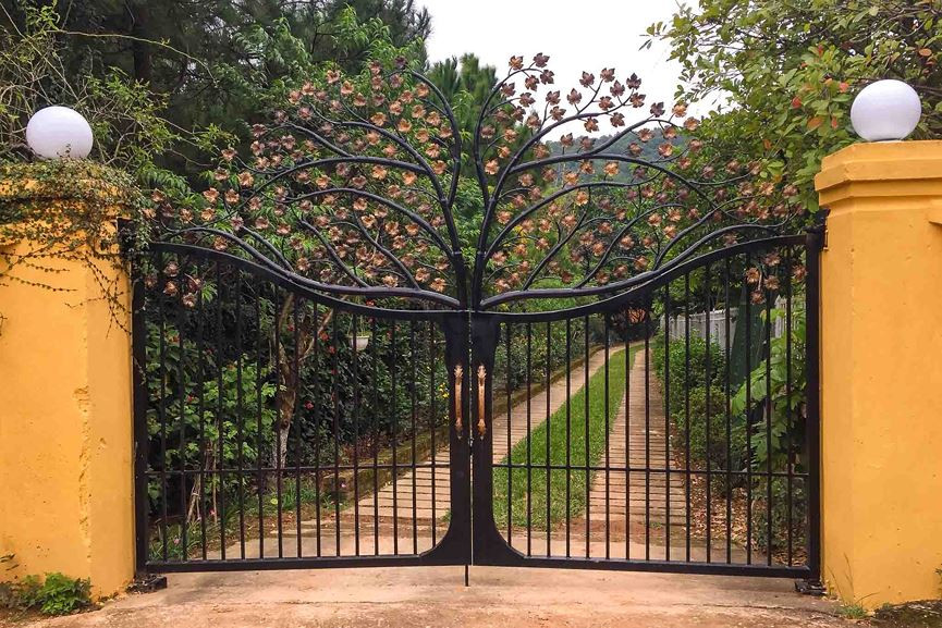 Cổng biệt thự nhà vườn nổi bật với thiết kế cầu kỳ. Ảnh: Tiền phong.