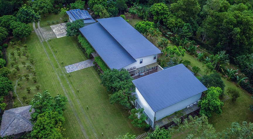 Theo thống kê của các cơ quan chức năng, tại khu vực rừng phòng hộ Sóc Sơn có tới hơn 650 hộ xây dựng với diện tích lên đến 11 ha, các công trình chủ yếu là biệt thự, villa, nhà hàng, khu nghỉ dưỡng….Ảnh: Zing.