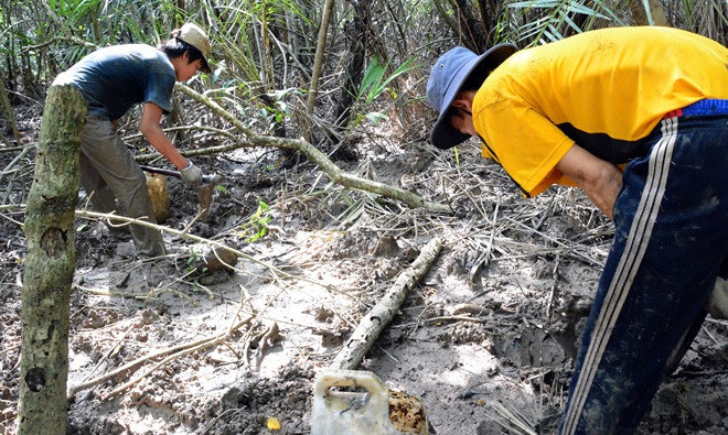 Quần áo ướt sũng khi gặp trời mưa và bị muỗi đốt là chuyện bình thường với những người thợ săn sâm đất. Ảnh: Zing.
