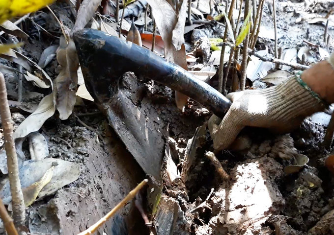 Dụng cụ của thợ săn sâm đất khá đơn giản, gồm cuốc nhỏ (hoặc xẻng), can nhựa để đựng sản phẩm bắt được, nhang ung muỗi để tránh bị muỗi đốt. Ảnh: Dân Việt.