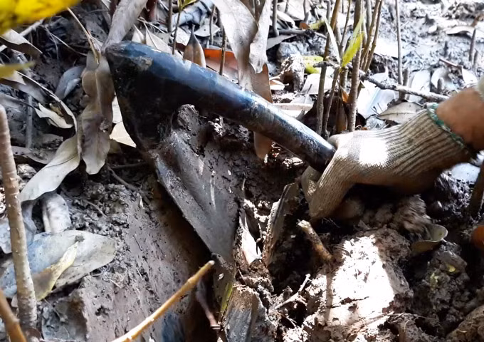 Dụng cụ của thợ săn sâm đất khá đơn giản, gồm cuốc nhỏ (hoặc xẻng), can nhựa để đựng sản phẩm bắt được, nhang ung muỗi để tránh bị muỗi đốt. Ảnh: Dân Việt.