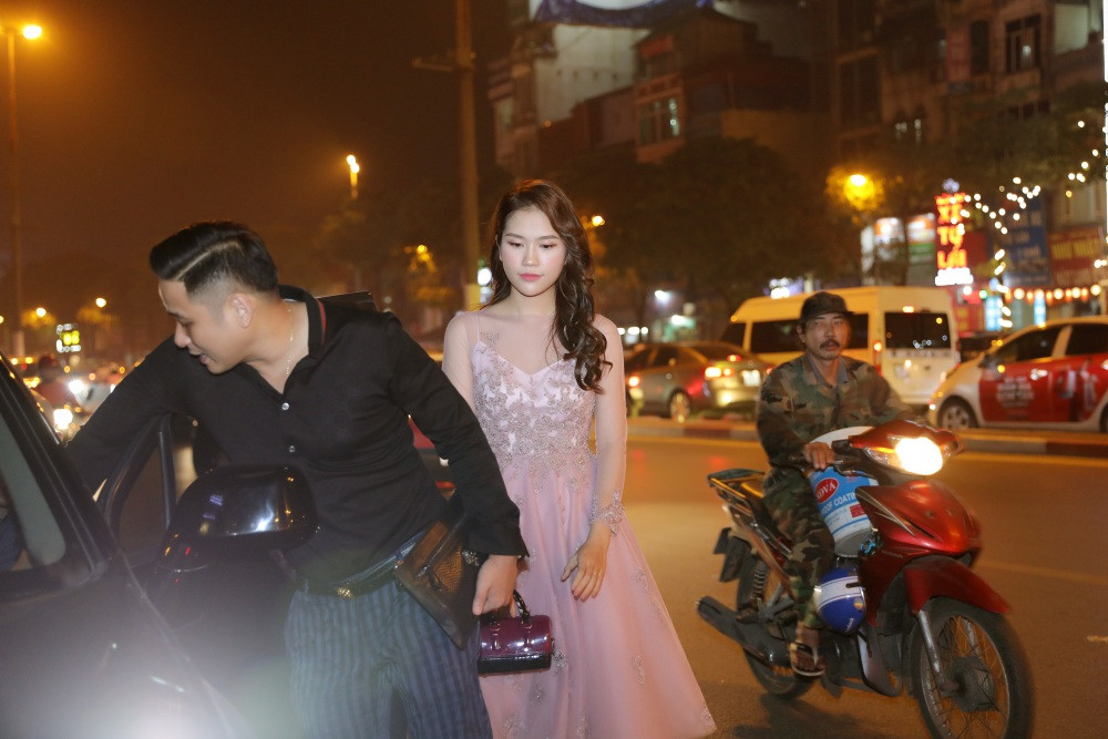 Tại sự kiện, cô cũng gây chú ý khi liên tục hôn má để động viên chồng. Buổi khai trương được Minh Tiệp và những người bạn tổ chức trong khuôn khổ ấm cúng, quây quần bạn bè, người thân, chính vì vậy Thùy Dương không ngại tình cảm cùng chồng.