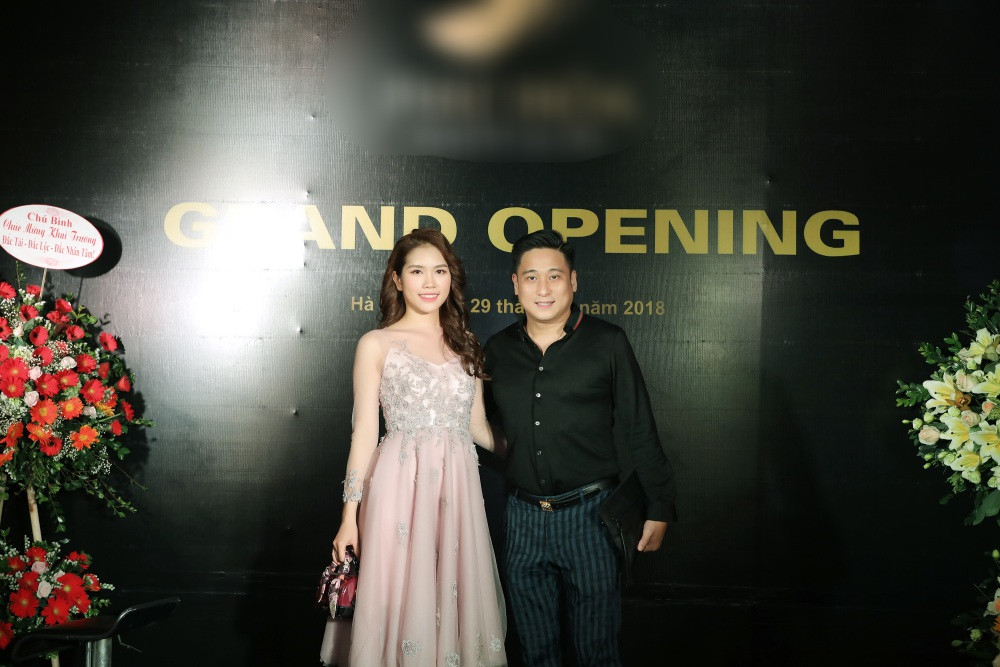 Nam diễn viên Minh Tiệp tuy tất bật đón khách, hướng dẫn khách đi xem cơ sở của mình nhưng cũng không quên dành thời gian để quan tâm, thậm chí trêu chọc vợ.