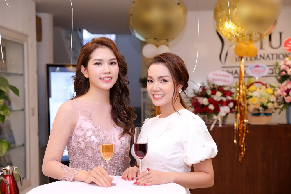 Sự kiện còn đặc biệt có sự góp mặt chúc mừng của ca sĩ Nguyễn Ngọc Anh, người bạn thân của Minh Tiệp và bạn bè anh. Lần đầu tiên Ngọc Anh gây bất ngờ khi công khai khoác tay bạn trai tình cảm tới sự kiện.