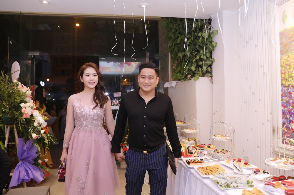 Mặc dù anh cùng những người bạn lo lắng, quán xuyến cho việc ra mắt công việc kinh doanh nhưng việc quản lý sát sườn lại do Thuỳ Dương đảm đang.