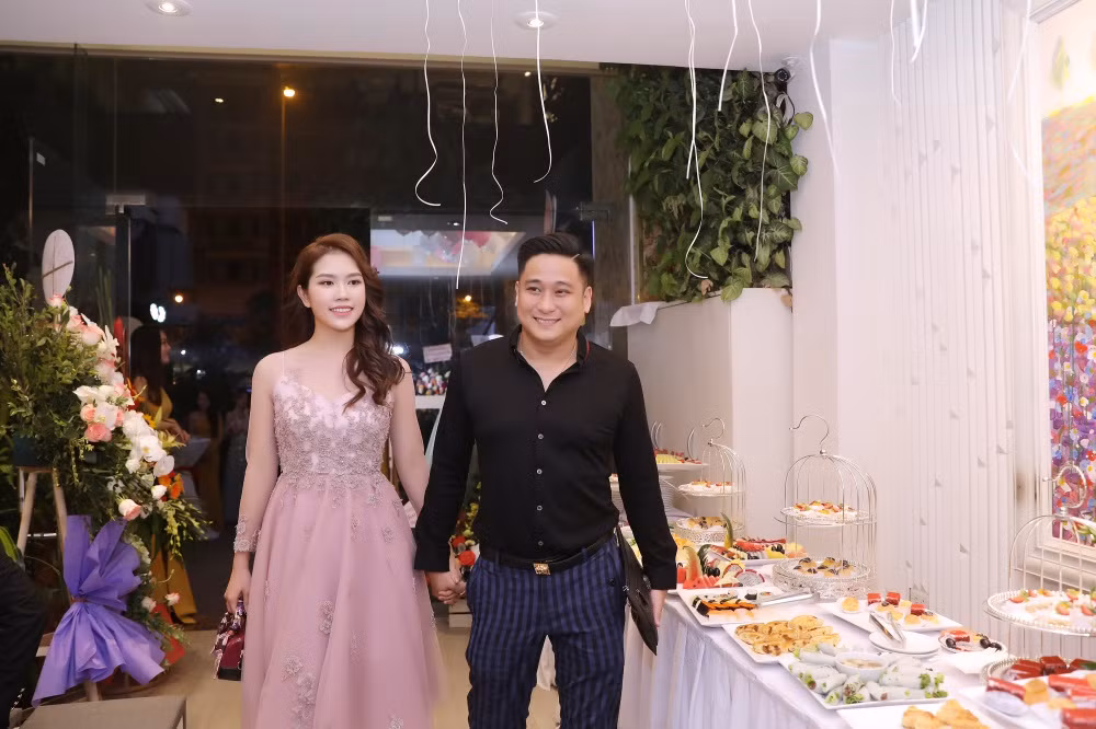 Mặc dù anh cùng những người bạn lo lắng, quán xuyến cho việc ra mắt công việc kinh doanh nhưng việc quản lý sát sườn lại do Thuỳ Dương đảm đang.