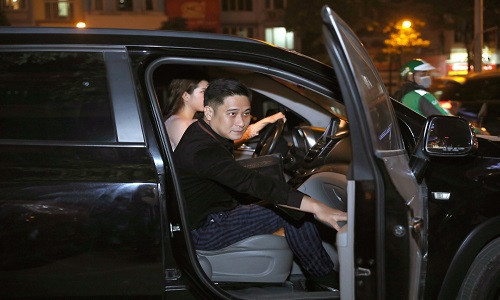 Sau thành công của bộ phim "Quỳnh búp bê ", dàn diễn viên trong phim nhanh chóng trở thành những gương mặt đắt show sự kiện, quảng cáo. Ghi dấu ấn với vai diễn ông trùm Vũ mặt sắt, nam diễn viên Minh Tiệp không chạy show như nhiều đồng nghiệp mà tận dụng sức hút từ bộ phim để đầu tư kinh doanh.