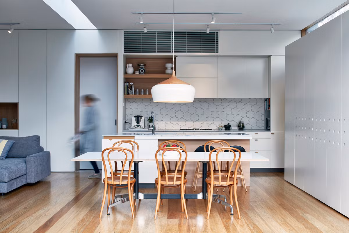 Không gian phòng bếp ngập ánh sáng.