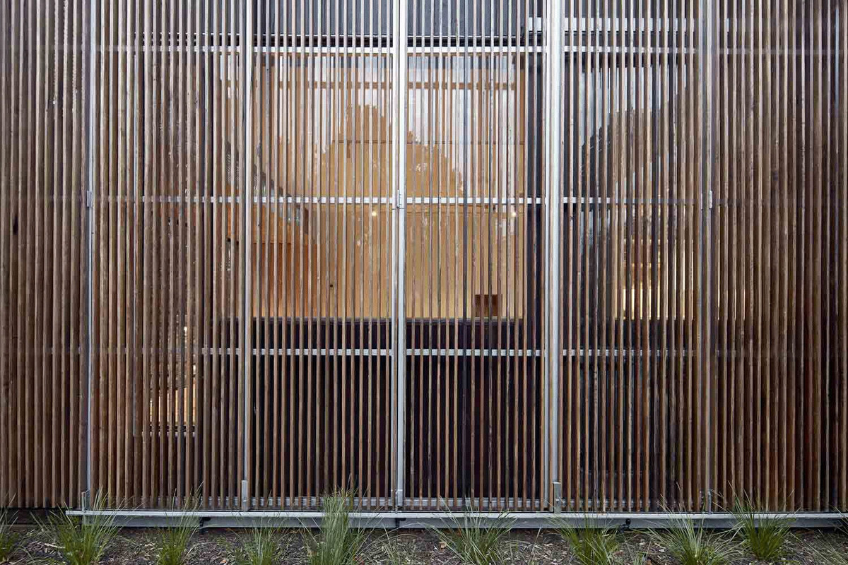 Phía sau biệt thự hướng Tây được che giấu bằng "bức tường" gỗ cứng giúp giảm thiểu ánh sáng mặt trời nhưng vẫn đảm bảo tầm nhìn ra phía ngoài.