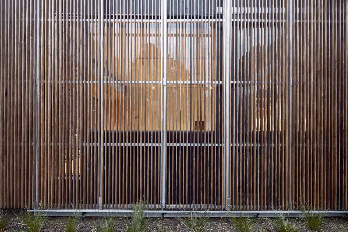 Phía sau biệt thự hướng Tây được che giấu bằng "bức tường" gỗ cứng giúp giảm thiểu ánh sáng mặt trời nhưng vẫn đảm bảo tầm nhìn ra phía ngoài.