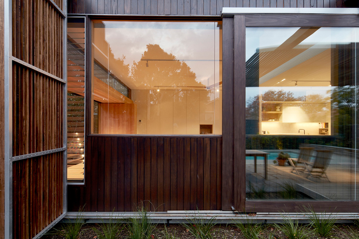  Biệt thự hiện đại còn có một hồ bơi rộng giúp điều hòa không khí ở phía sau. Nguồn ảnh: Archdaly.