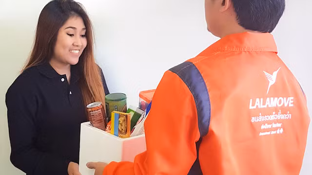 Lalamove ra mắt khoảng 1 tháng sau khi Go-Viet tiến ra Hà Nội với 2 dịch vụ Go-Bike và Go-Send. Cùng với đó, Grab cũng đẩy mạnh các dịch vụ tại Hà Nội. Vì thế, cuộc cạnh tranh giữa những thương hiệu này được cho là sẽ ngày càng căng thẳng hơn. Ảnh: Tapchicongnghe.