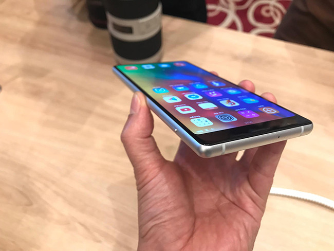 Bphone 3 có giá 6,99 triệu đồng còn Bphone 3 Pro có giá 9,99 triệu đồng. Ảnh: Dân Việt.