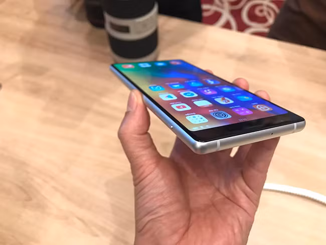 Bphone 3 có giá 6,99 triệu đồng còn Bphone 3 Pro có giá 9,99 triệu đồng. Ảnh: Dân Việt.