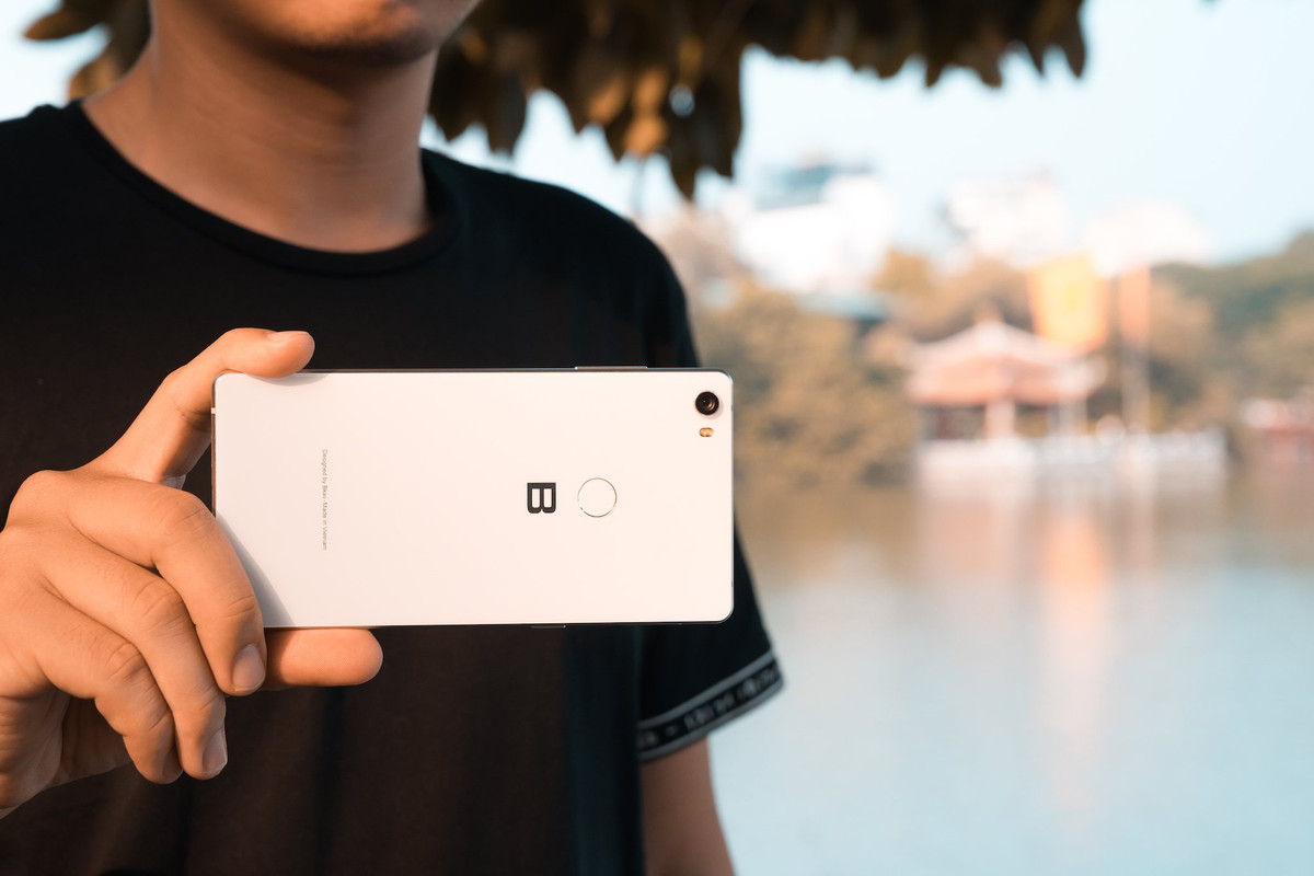 Bphone 3 chỉ có camera đơn 12 megapixel phía sau, nhưng vẫn có khả năng xóa phông ấn tượng bằng thuật toán. Ảnh: Tinhte.