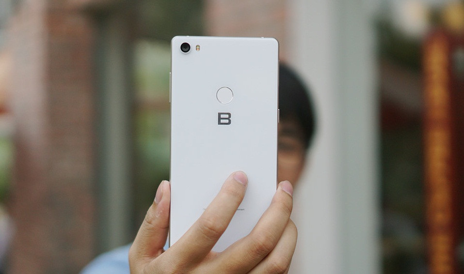 Bphone 3 sử dụng 2 màu cơ bản nhất là đen và trắng. Trong khi đó, Bphone 3 Pro dùng viền vàng, mặt lưng vẫn là 2 màu đen, trắng. Ảnh: Zing.