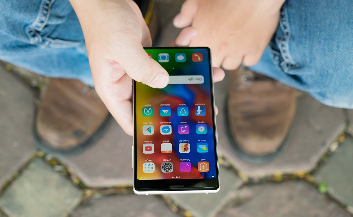 Các góc và cạnh của Bphone 3 khá vuông vức, nam tính hơn so với phần lớn smartphone có xu hướng bo tròn hiện nay. Ảnh: Tinhte.