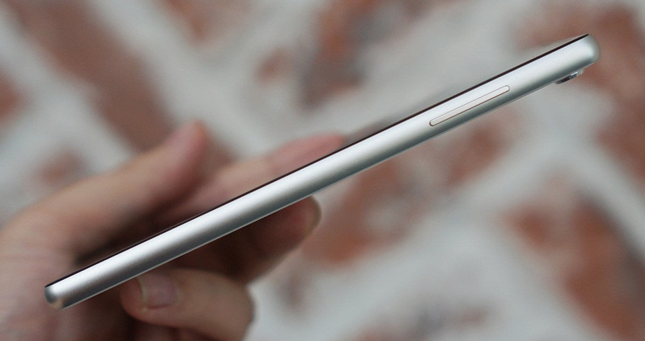 Bphone 3 sử dụng khung nhôm, 2 mặt trước sau bằng kính. Ảnh: Zing.