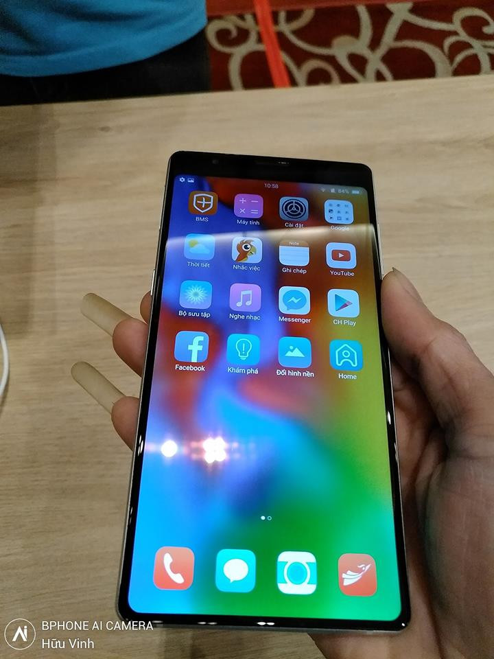 Bên cạnh phiên bản tiêu chuẩn, Bkav còn giới thiệu phiên bản cận cao cấp Bphone 3 Pro sử dụng con chip Snapdragon 660, RAM 4 GB với dung lượng lưu trữ trong 64 GB. Ảnh: FB Hữu Vinh.