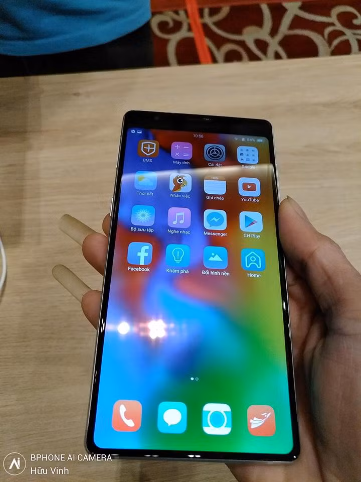 Bên cạnh phiên bản tiêu chuẩn, Bkav còn giới thiệu phiên bản cận cao cấp Bphone 3 Pro sử dụng con chip Snapdragon 660, RAM 4 GB với dung lượng lưu trữ trong 64 GB. Ảnh: FB Hữu Vinh.