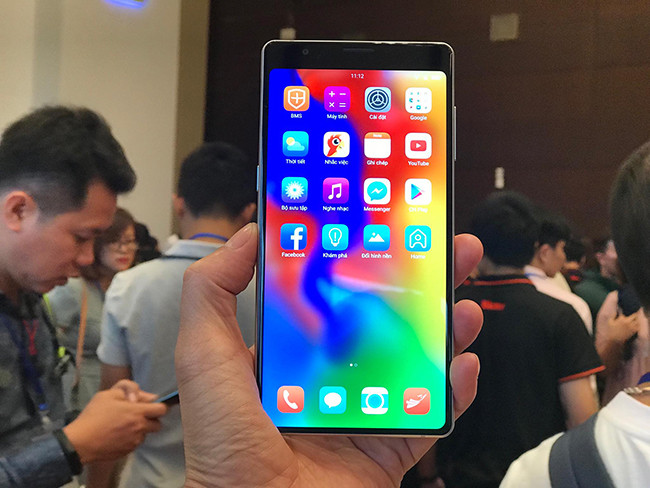 Màn hình tràn đáy kích thước 6 inch cũng là điểm khác biệt lớn trên BPhone 3. Ảnh: Dân Việt.