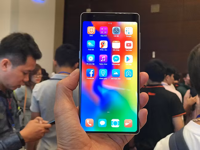 Màn hình tràn đáy kích thước 6 inch cũng là điểm khác biệt lớn trên BPhone 3. Ảnh: Dân Việt.