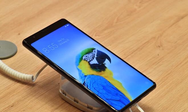 Theo CEO Bkav Nguyễn Tử Quảng, Bphone 3 có thiết kế 3 cạnh bằng nhau với độ mỏng 2,25mm và cạnh trên dày nhất. Ảnh: Zing.