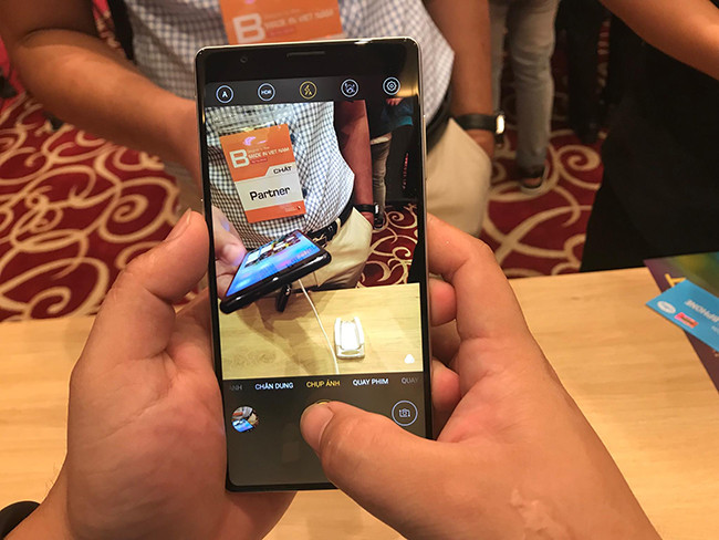 Bphone 3 sẽ được bán ở chuỗi 300 cửa hàng showroom toàn quốc. Ảnh: Dân Việt.