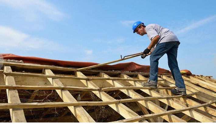 Nguy cơ bị ngã từ mái nhà xuống và bị ngã do gió mạnh khiến thợ lợp mái nhà trở thành nghề rủi ro cao.