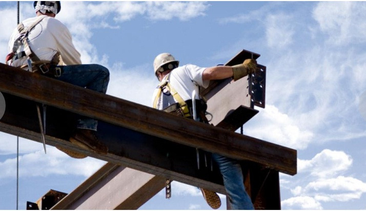 Thợ gia công sắt, thép thường có mặt ở các tòa nhà cao tầng, tỷ lệ tử vong khi làm việc là rất cao. Họ phải đối mặt với nguy cơ bị ngã từ nhà cao tầng do trang thiết bị hỏng hóc.