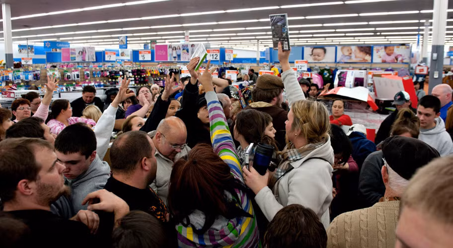 626,1 tỷ USD là doanh số bán hàng toàn cầu trong Ngày Thứ Sáu đen 2015. Trong đó, người Mỹ bỏ ra tới 2,72 tỷ USD mua sắm trực tuyến. Ảnh: City AM.