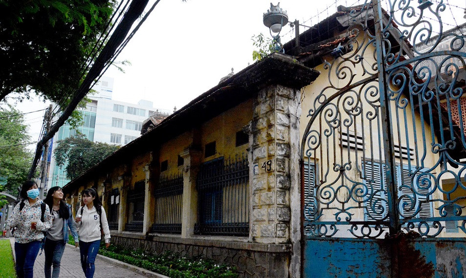 Biệt thự có ba lối vào: Hai cổng chính trên đường Võ Văn Tần và một cổng phụ trên đường Bà Huyện Thanh Quan. Ảnh: Zing.