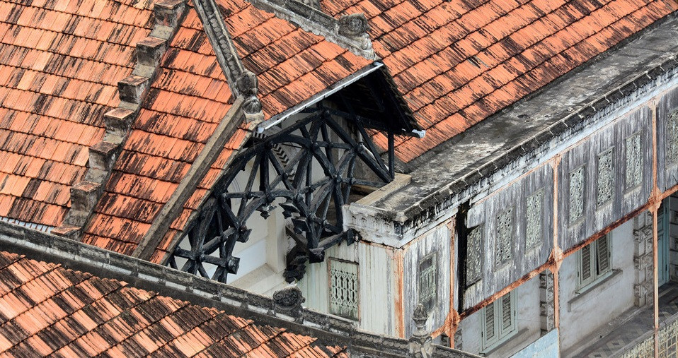 Mái nhà được lợp bằng ngói đỏ, kết hợp nhiều chi tiết trang trí cầu kỳ và bền vững. Ảnh: Zing.