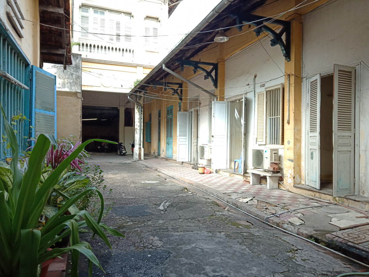 Khu nhà phụ của biệt thự được mở rộng ở phía sau. Ảnh: NDH.