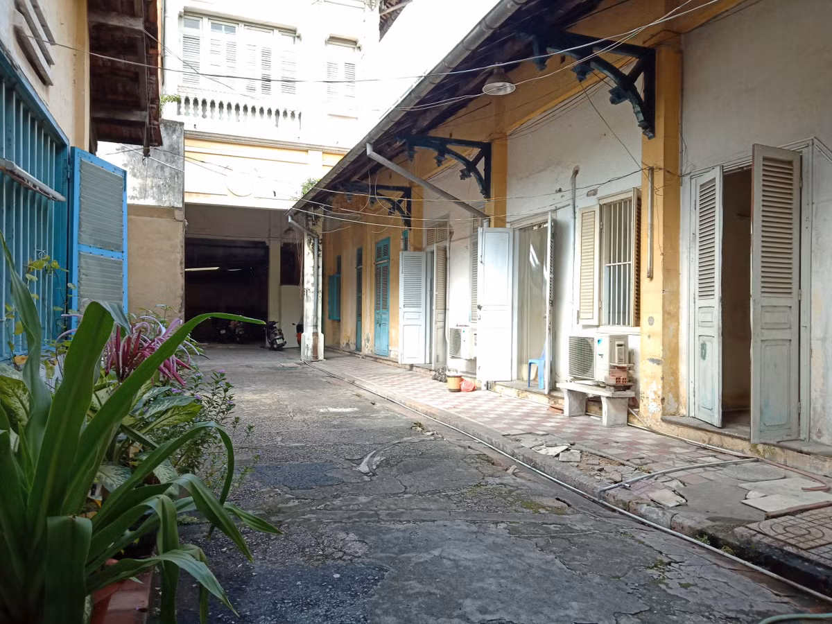 Khu nhà phụ của biệt thự được mở rộng ở phía sau. Ảnh: NDH.