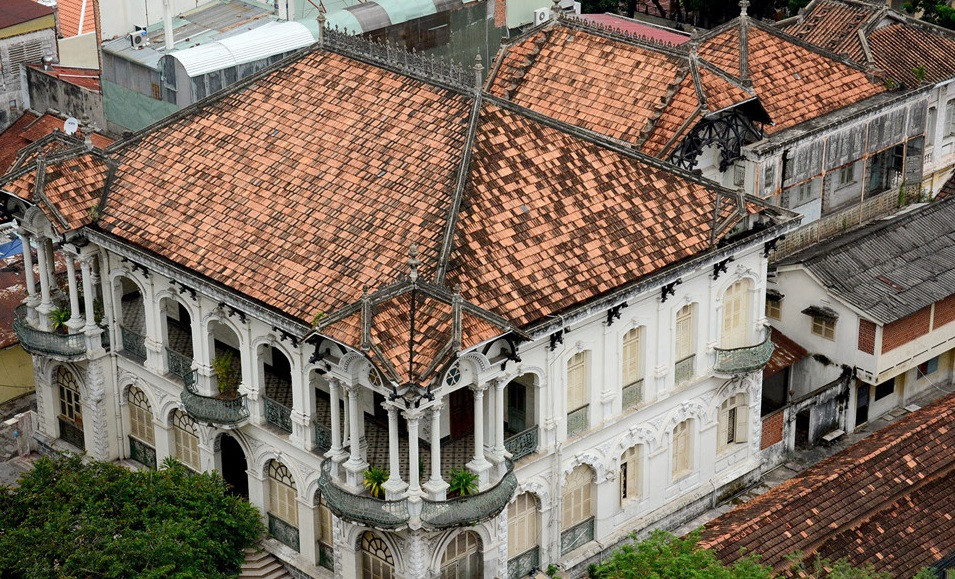 Công trình là tòa nhà hai tầng được xây dựng trên mảnh đất tiếp giáp ba mặt đường: Nguyễn Thị Diệu, Bà Huyện Thanh Quan và Võ Văn Tần. Ảnh: Zing.