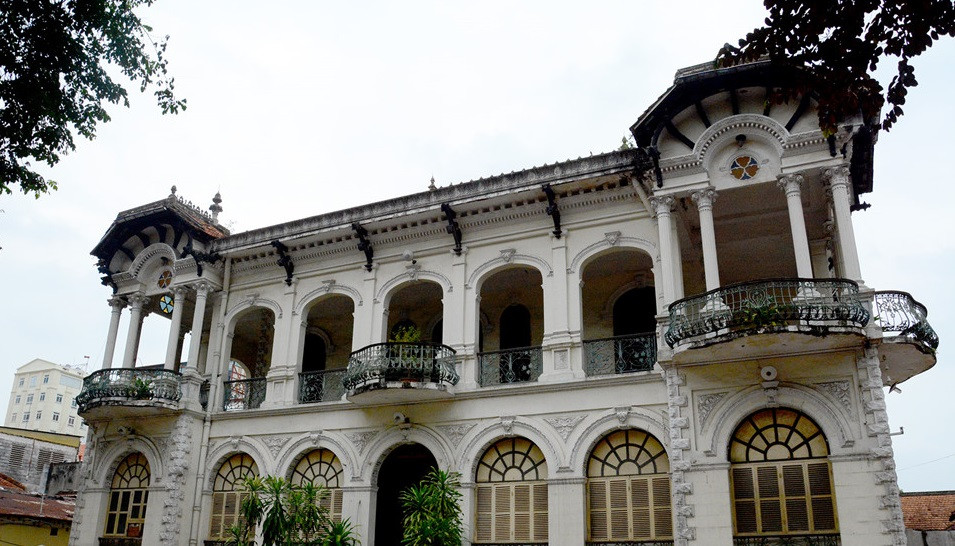 Phần chính của ngôi nhà rộng 990m2, bao gồm 16 phòng được kết nối với nhau bằng một cầu thang tráng lệ nằm tại trung tâm. Ảnh: Zing.