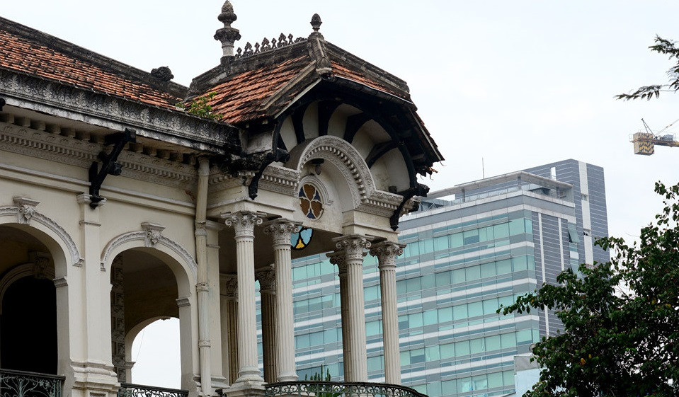 Công trình đồ sộ này được xây dựng bằng vật liệu cao cấp chuyển trực tiếp từ Pháp về Việt Nam. Ảnh: Zing.