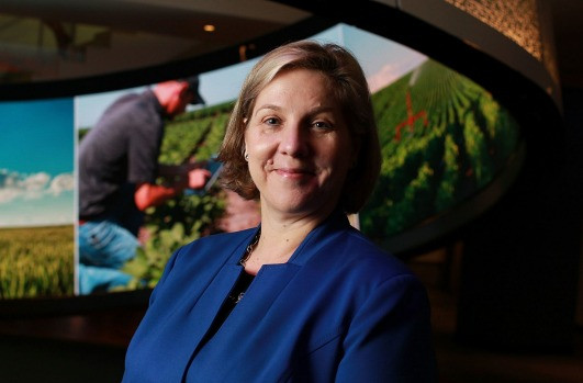 Trên cương vị này, bà đã cùng Telstra tiến hành một chương trình cắt giảm chi phí mạnh tay bao gồm sa thải 8.000 nhân viên. Ảnh: Financial Review.