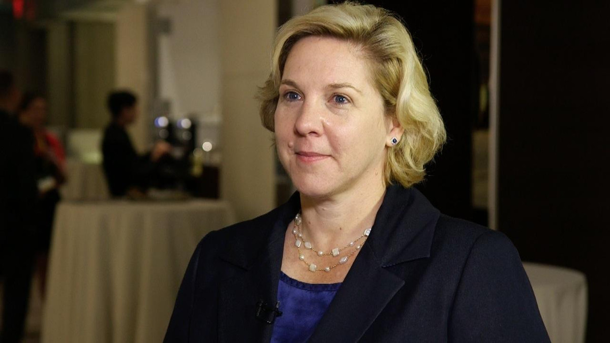 Robyn Denholm sinh ra và lớn lên ở Milperra, bang New South Wales (Úc). Bà có bằng cử nhân kinh tế của Đại học Sydney, và bằng thạc sĩ về thương mại của Đại học New South Wales. Ảnh: Social News XYZ.