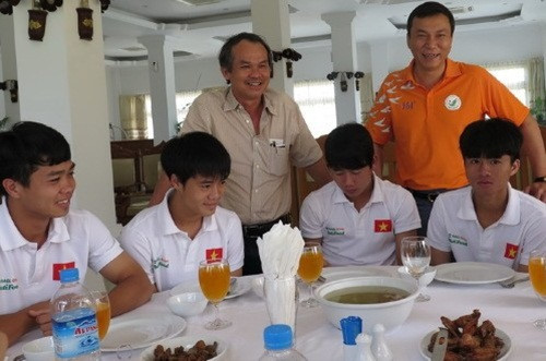 Thêm nữa, mỗi năm bầu Đức tốn cả tỷ đồng để đưa những đứa con cưng như Xuân Trường, Công Phượng... đi tập huấn nước ngoài. Ảnh: Tinthethao.