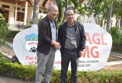 Cùng với đó, mỗi tháng Tập đoàn HAGL của bầu Đức trả khoảng 800 triệu đồng cho HLV Park Hang-seo. Trong thời gian 2 năm, bầu Đức chi tới gần 1 triệu USD cho thầy Park. Ảnh: Tiền phong.