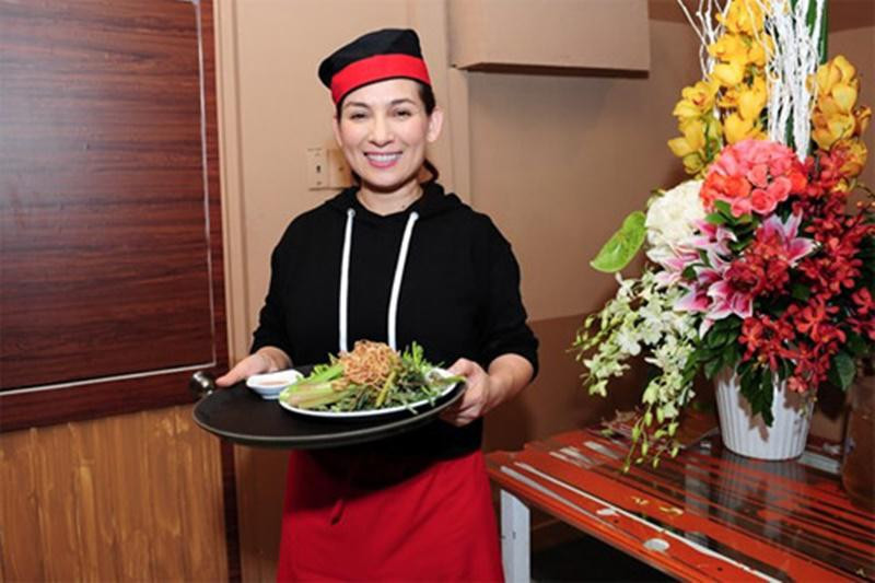 Đến nay, số con đã lên tới hơn 20, ngoài đi hát, Phi Nhung còn mở thêm 1 cửa hàng đồ chay với lợi nhuận 100% dành cho hoạt động từ thiện.